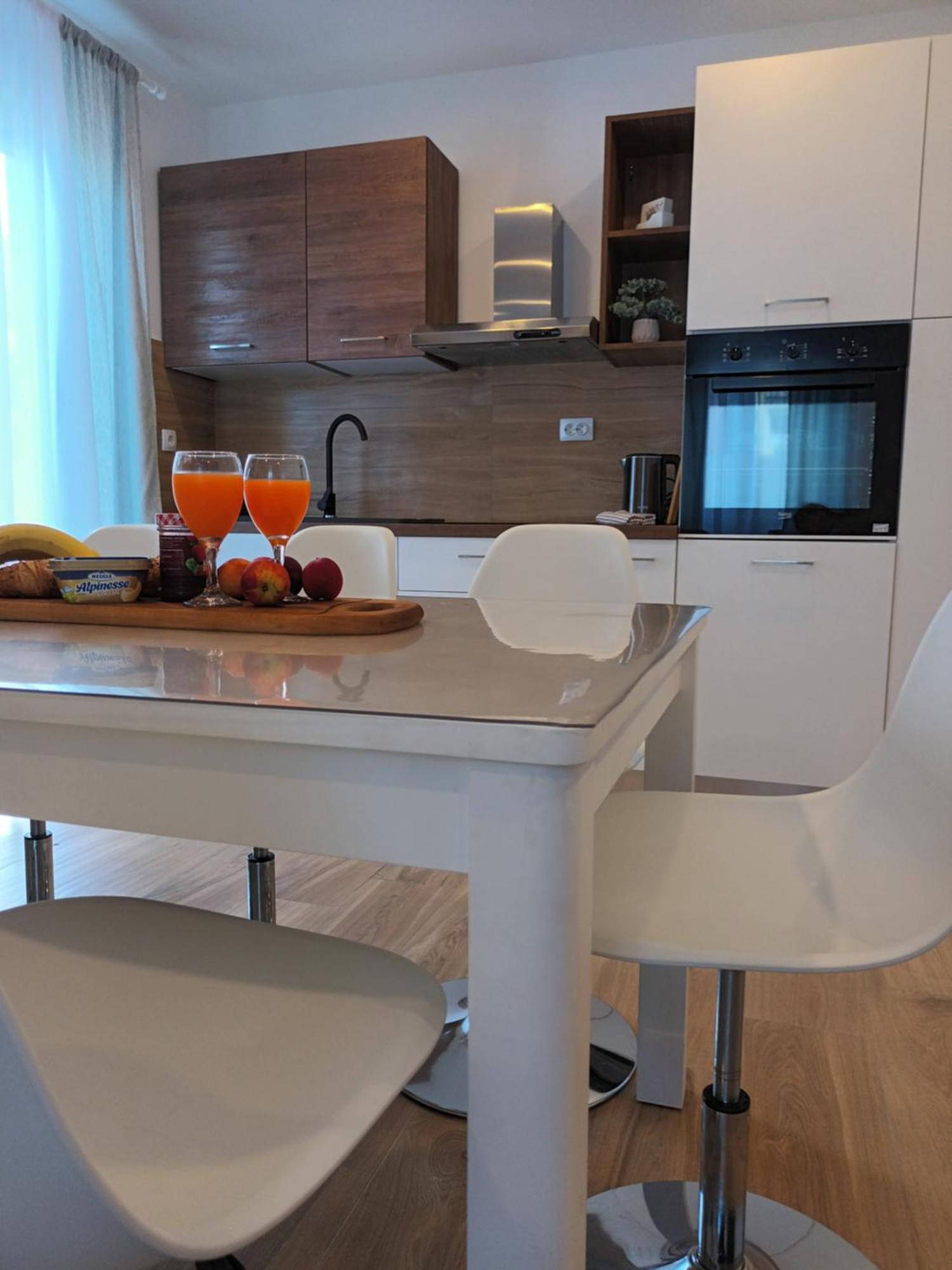 Apartmani Tolj Макарська Екстер'єр фото